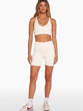 Cream Seamless set active lux form Sports Bra